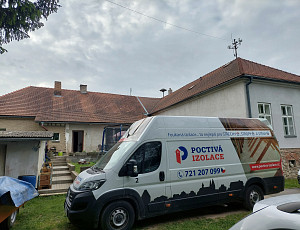 Zateplení stropu rodinného domu pomocí foukané izolace